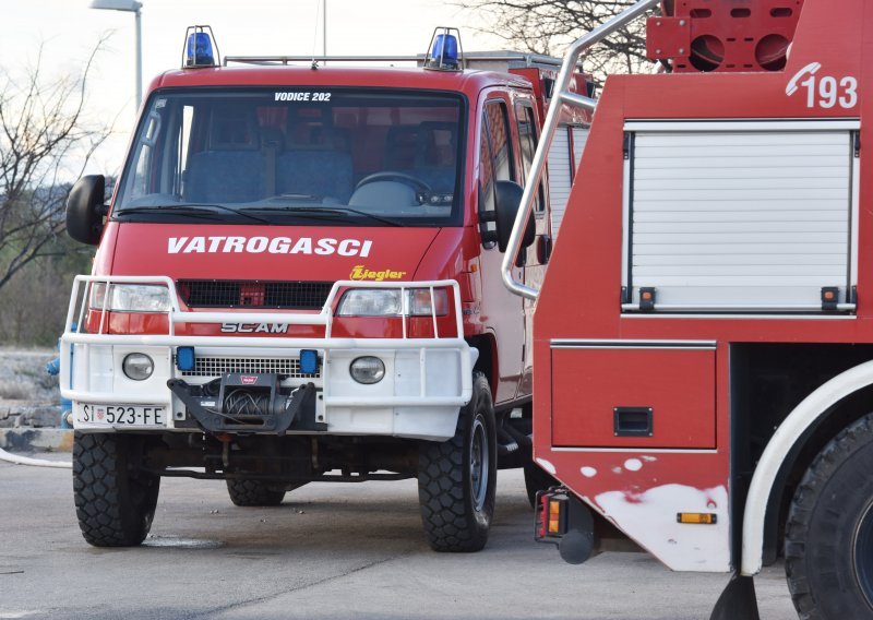 Vatrogasci nakon 13 sati dobili bitku s požarom na Krbavskom polju