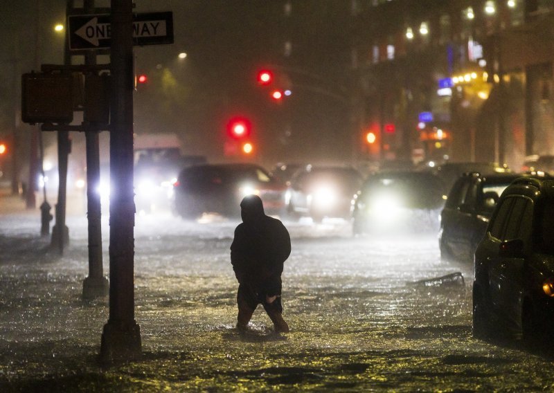 [FOTO] U strašnim poplavama na sjeveroistoku SAD-a broj poginulih popeo se na 44, izvanredno stanje u New Yorku i New Jerseyju