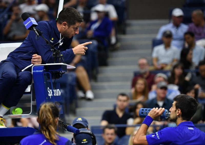 Evo zbog čega je Novak Đoković izgubio živce i ušao u verbalni obračun sa sucem koji mu je odbrusio da tako nešto više ne smije raditi; pale su i psovke na srpskom!