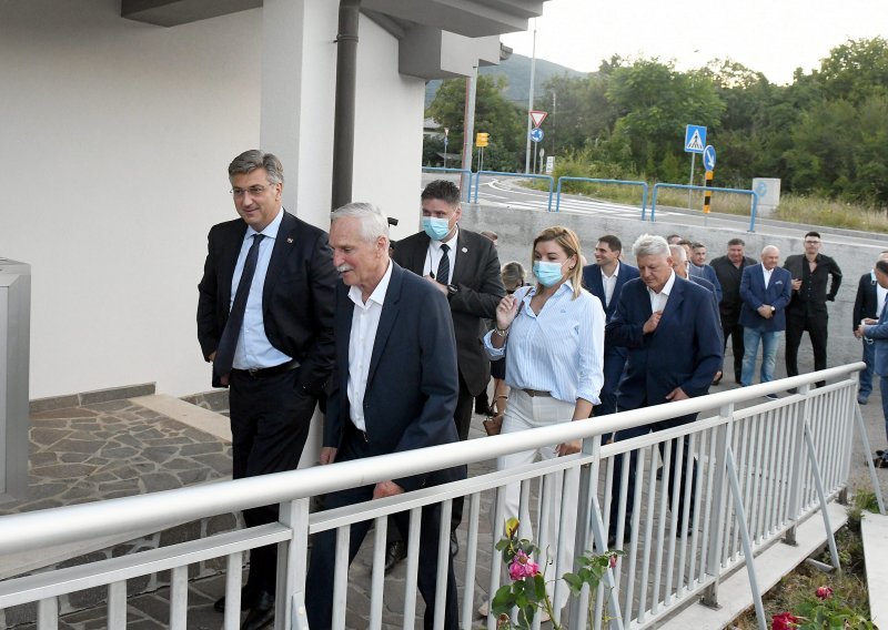 [FOTO] Plenković posjetio bolnicu u Matuljima, ravnatelj se pohvalio MR-om snage tri tesle