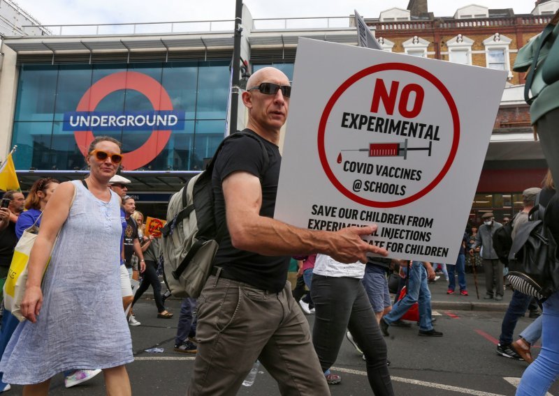 Policajci ozlijeđeni u sukobu s protivnicima cijepljenja u Londonu