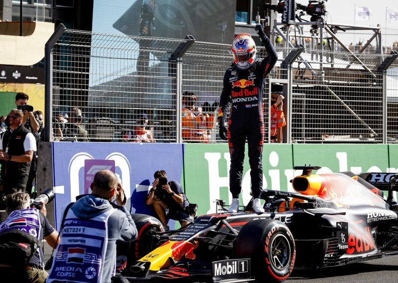 [FOTO] Max Verstappen izborio prvu startnu poziciju za nedjeljnu utrku u Zandvoortu; Lewis Hamilton za njim kasnio samo 38 tisućinki sekunde