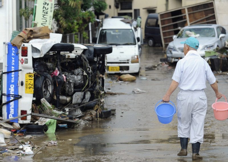 Japan: 16 poginulih i 17 nestalih u tajfunu i potresu