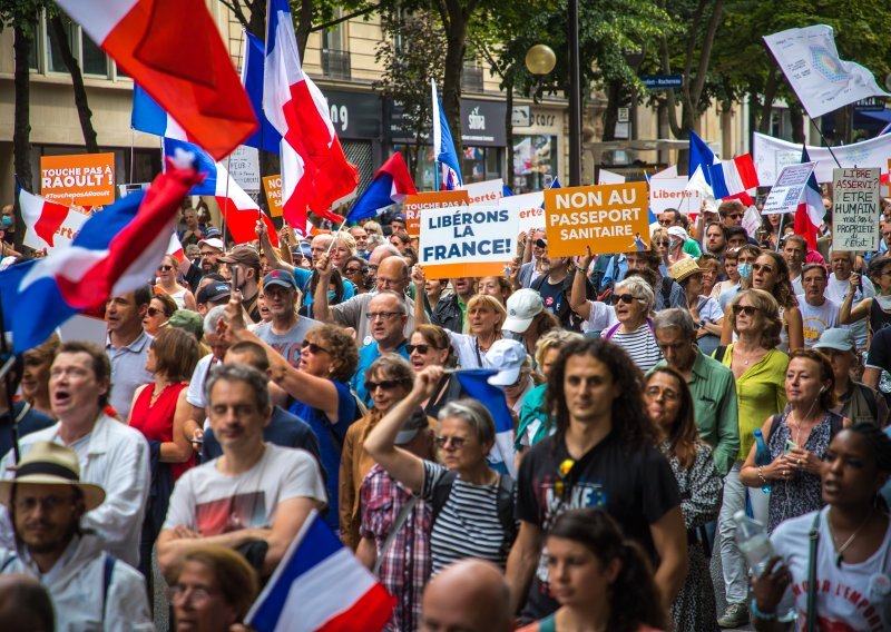 Francuska: 140.000 ljudi na prosvjedima protiv Covid potvrda