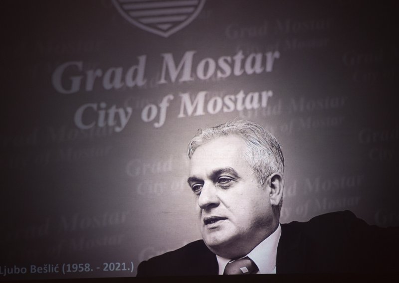 [FOTO] Pokopan nekadašnji gradonačelnik Mostara Ljubo Bešlić, na ispraćaju je bio i Zdravko Mamić