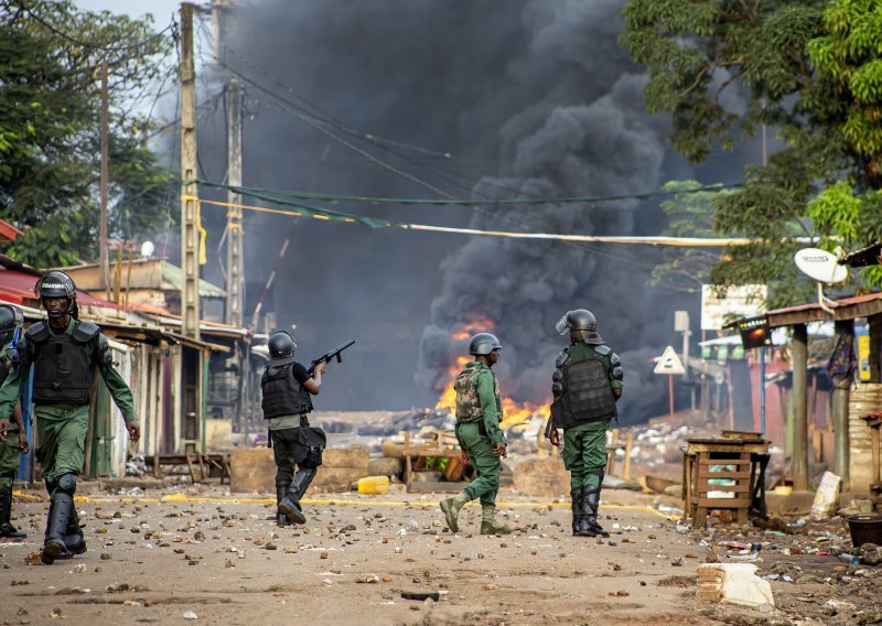 Elitne vojne snage u Gvineji koje vodi bivši francuski legionar tvrde da su raspustile vladu