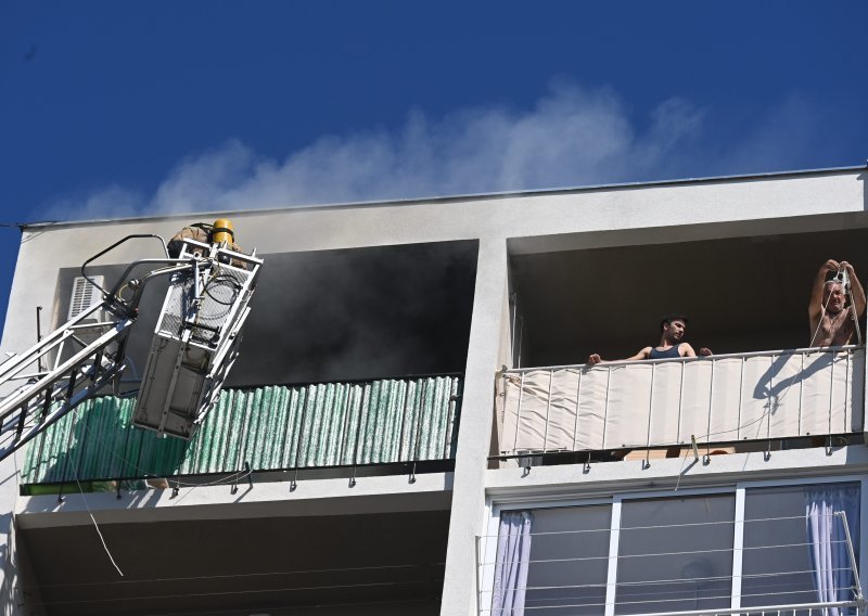 [FOTO] Planuo stan na vrhu zgrade u Splitu: Jedna osoba ozlijeđena. Vatrogasci uspjeli staviti požar pod kontrolu, no pristup im ometali parkirani automobili