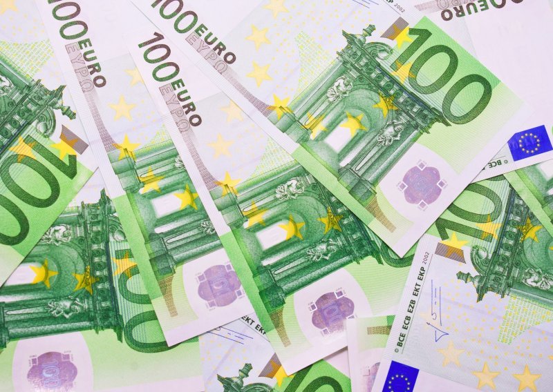 Dolar stabilan prema košarici valuta, euro najslabiji u 14 mjeseci