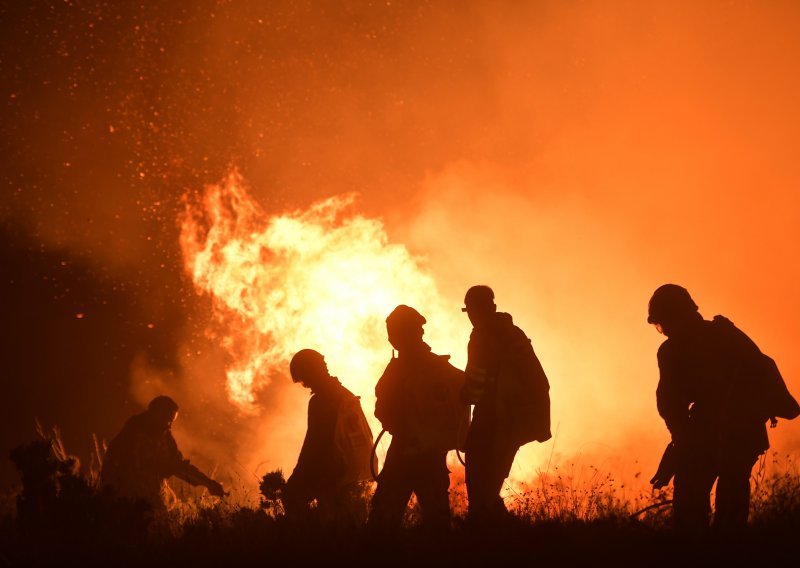 [FOTO] Zadarski vatrogasac lakše ozlijeđen pri gašenju požara kod Ražanca