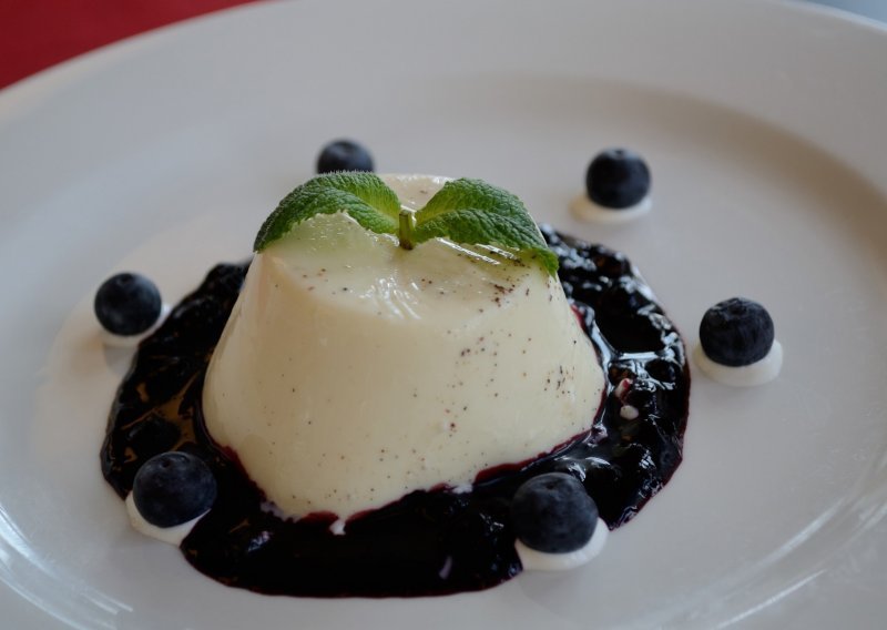 Desert za prste polizati: Panna cotta gotova u tren oka s neodoljivim voćnim preljevom