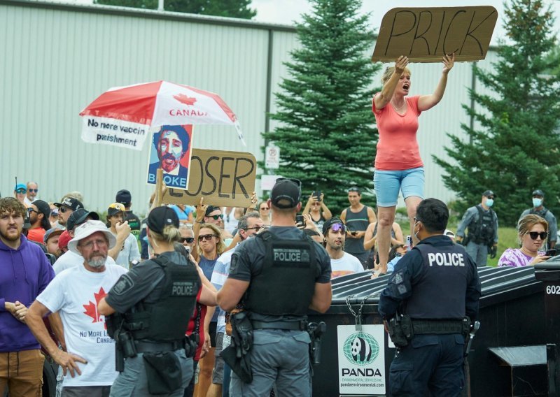 [VIDEO] Justina Trudeaua prosvjednici gađali šljunkom