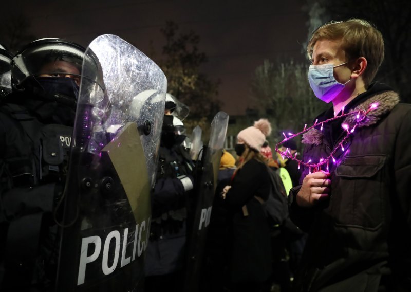 Prosvjedi u Poljskoj zbog zakona o pobačaju i smrti žene u bolnici