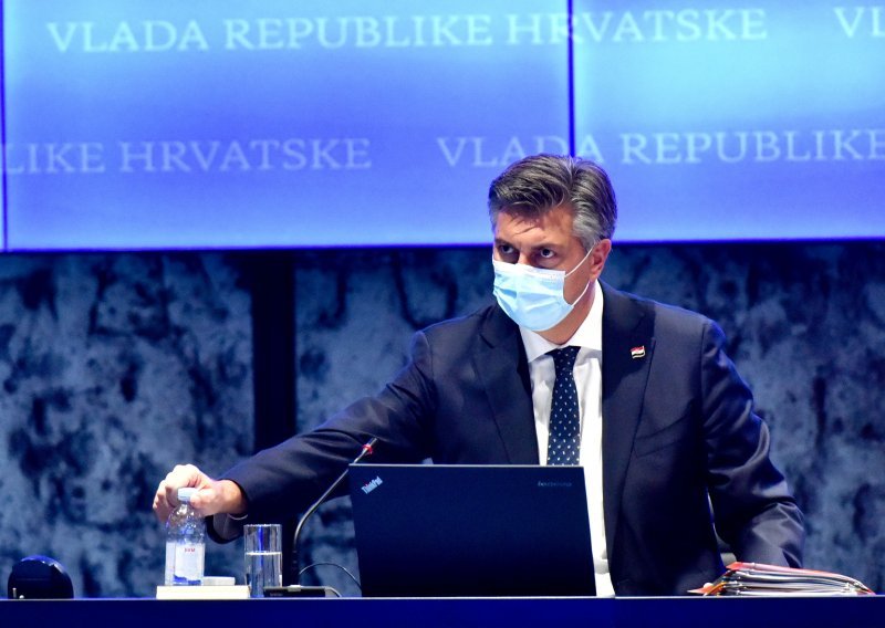 [FOTO] Plenković nije zabrinut zbog toga što se Hrvatska crveni: To je bilo očekivano, a sezona je bila sjajna