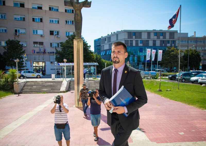 [FOTO] Eskalirali sukobi oko parkirališta u Splitu, Ivošević se s dokumentima zaputio na DORH