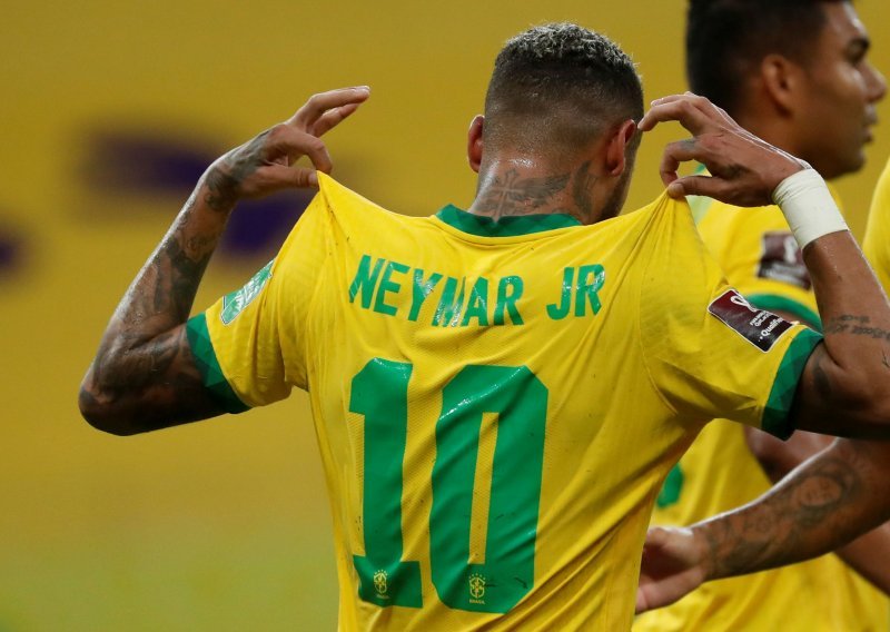 Neymar gura Brazil prema Kataru, ali suočen je sa žestokim kritikama; nakon utakmice ljutito je podigao dres kako bi svima pokazao ono što ih muči