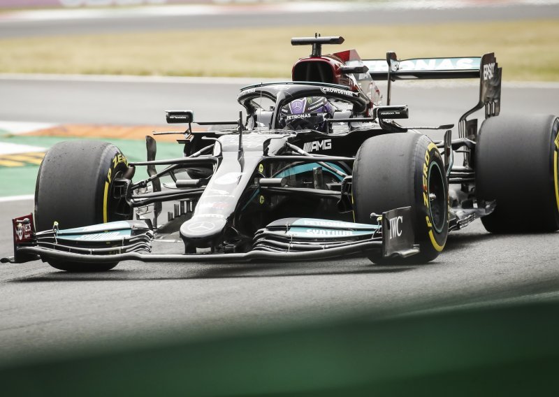 Lewis Hamilton najbrži na prvom treningu; vodeći u ukupnom poretku Max Verstappen ugurao se između dva Mercedesa