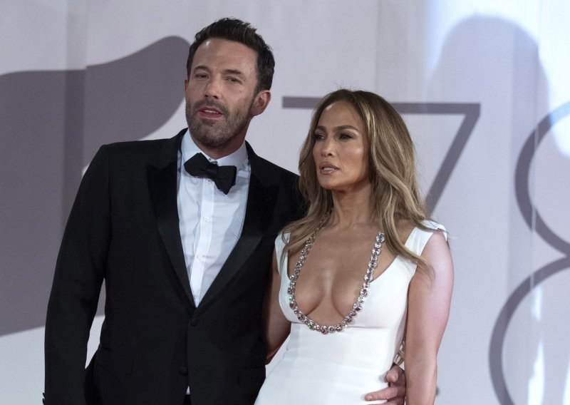 [FOTO] Ludo zaljubljeni Jennifer Lopez i Ben Affleck stigli na crveni tepih, sve su oči bile uprte samo u njih