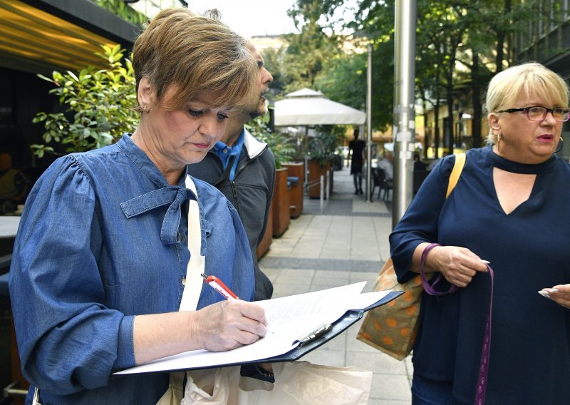 [FOTO] 'Izbrisani' SDP-ovci peticijom traže povratak u stranku