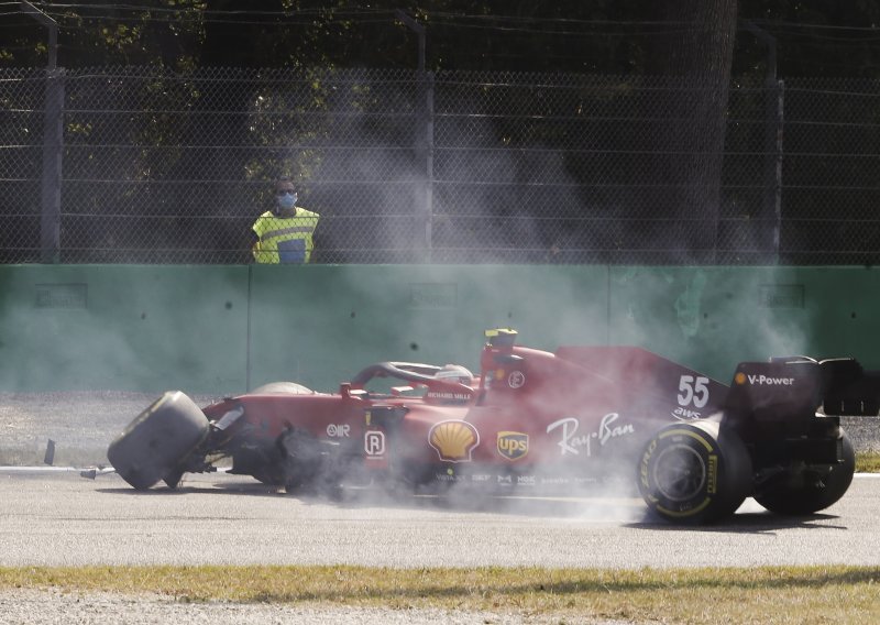 Carlos Sainz i drugu utrku zaredom završio izletanjem u zaštitnu ogradu: Imao sam žestoki udarac...