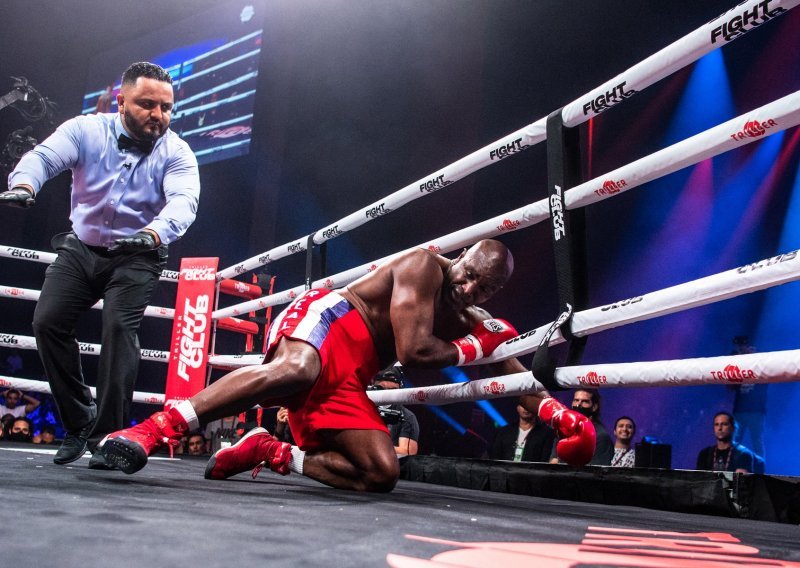 [VIDEO/FOTO] Legendarni Evander Holyfield dobivao teške batine u ringu; sudac prekinuo boksački 'masakr' nakon manje od dvije minute