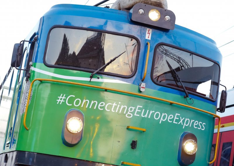 [FOTO/VIDEO] Kao u stara vremena: Vlak Connecting Europe stigao u Zagreb, a putnike su iznenadili i s podsjećanjem na slavni Orient Express