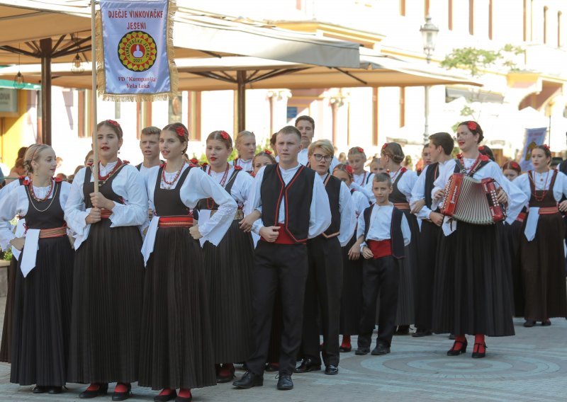 U svečanom mimohodu Dječjih vinkovačkih jeseni 2.500 malih folkloraša