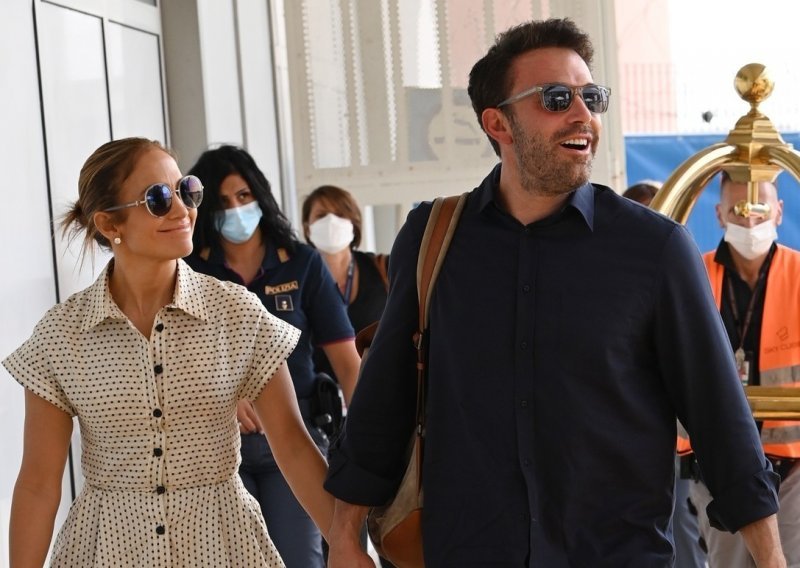 Ben Affleck ne krije zadivljenost svojom djevojkom Jennifer Lopez: 'Mogu samo stati uz nju i diviti joj se s poštovanjem'