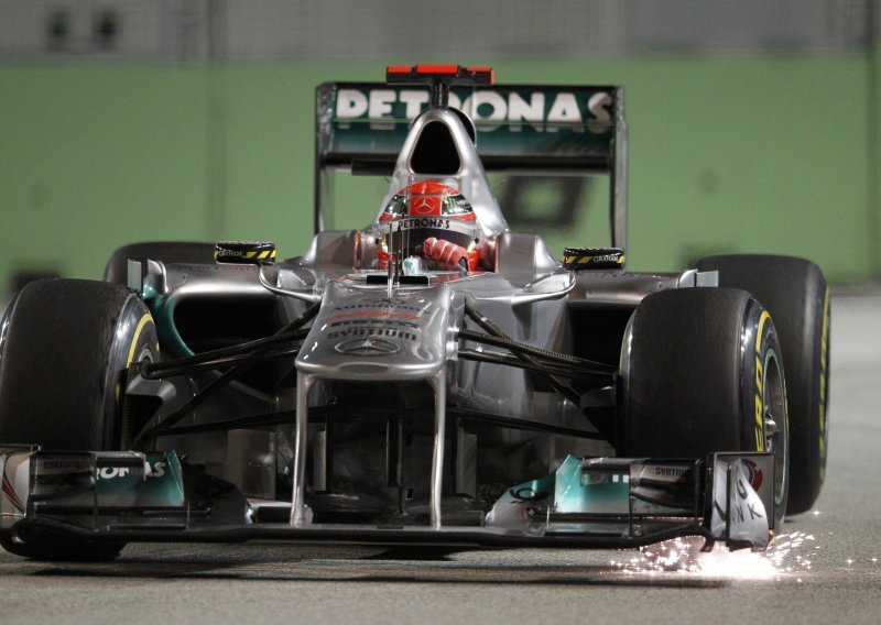 Schumacher neozlijeđen nakon atraktivne nesreće