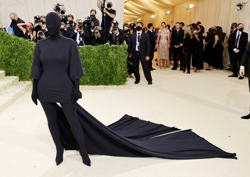 Kim Kardashian nadmašila samu sebe: Svojim 'zastrašujućim' izdanjem ušla je u povijest Met Gale