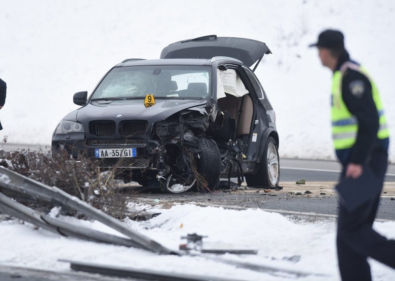 Automobil probio zaštitnu ogradu, vozač ostao bez noge