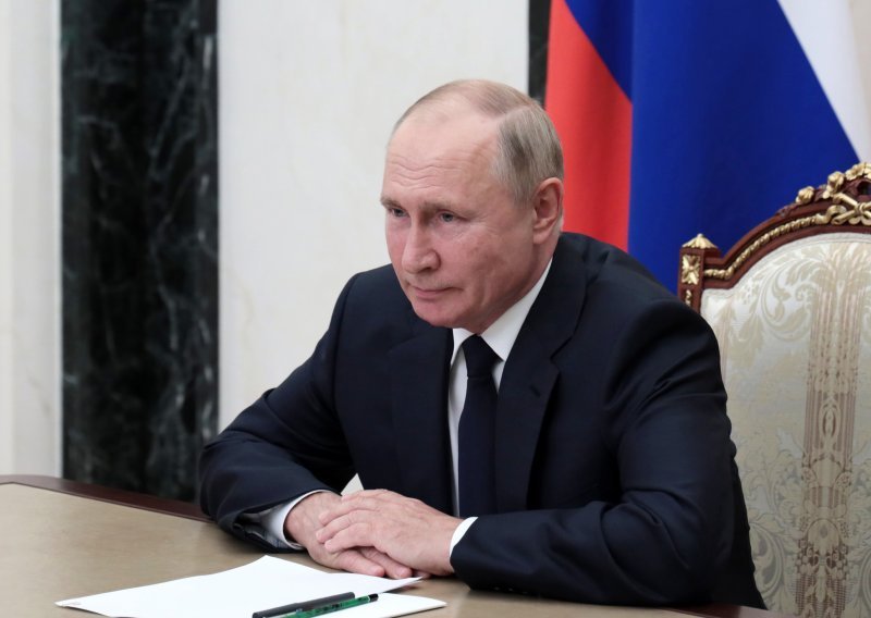 Ruski predsjednik Vladimir Putin u samoizolaciji nakon što se Covid-19 probio u najuži krug njegovih suradnika