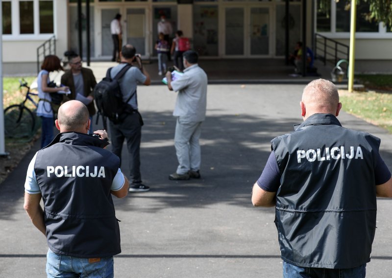 [FOTO] Policija uručila prekršajni nalog roditeljima koji djetetu brane nošenje maske, oni ga odbili primiti, pa im je zataknut za brisač