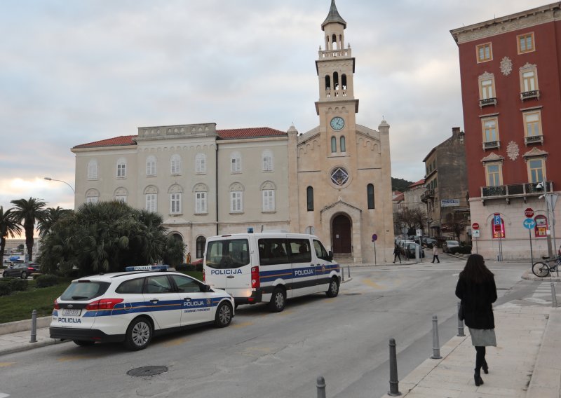 Uhićeno dvoje sudionika tučnjave na Prokurativama u kojoj je bilo slomljenih ruku i razbijenih noseva