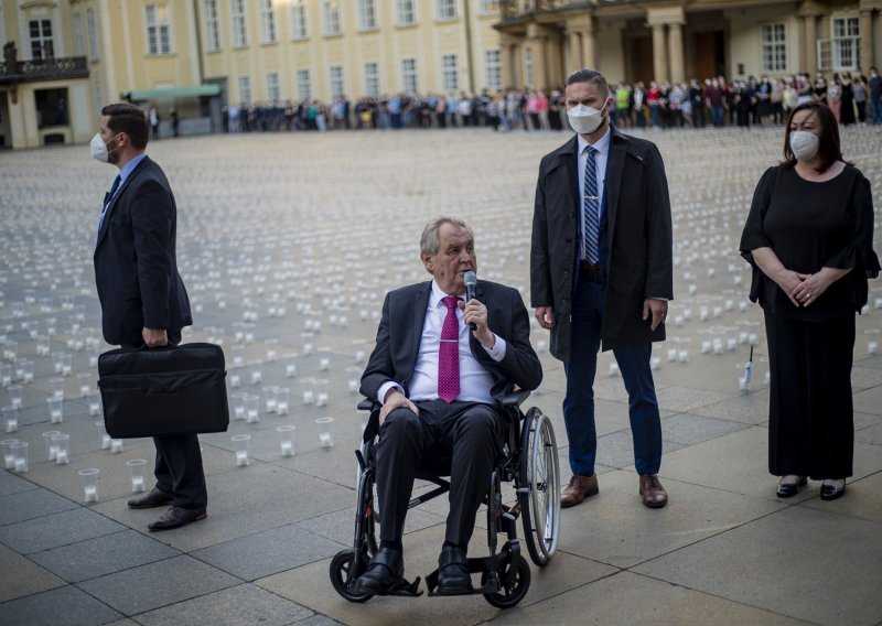 Češki predsjednik Zeman dovezen u bolnicu, mahao kamerama