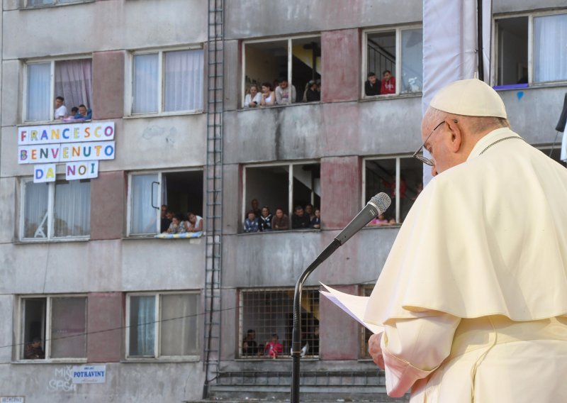 [FOTO] Papa posjetio Rome u Slovačkoj, održao govor pored dotrajalih betonskih zgrada i smetlišta: 'Prečesto ste bili predmet predrasuda i oštrih osuda, klevetničkih riječi i gesta'
