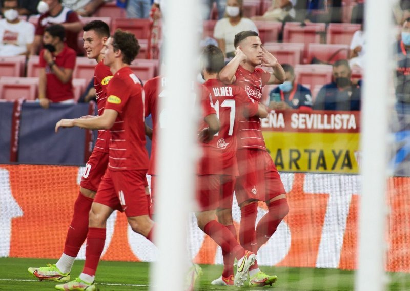 Čak četiri penala u prvom poluvremenu u Sevilli; Luka Sučić i Ivan Rakitić strijelci u remiju 1:1; Young Boys šokirao Manchester United