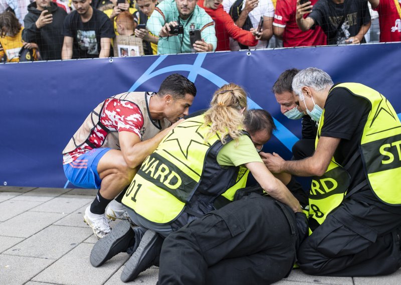 Cristiano Ronaldo na zagrijavanju loptom nokautirao zaštitarku, a unatoč porazu, nakon utakmice otišao je do nje s prigodnim poklonom....