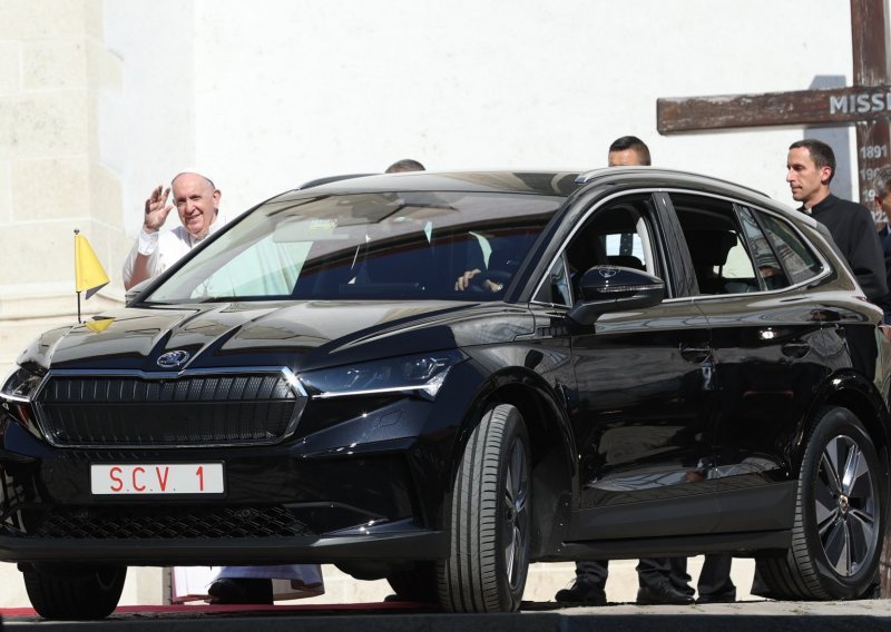 [FOTO] Papa Franjo putuje u Škodi Enyaq iV tijekom svog posjeta Slovačkoj