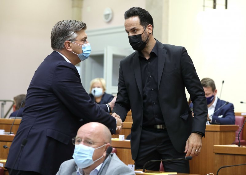 [FOTO] Andrej Plenković i brojni zastupnici u sabornici izrazili sućut Marinu Miletiću zbog smrti supruge