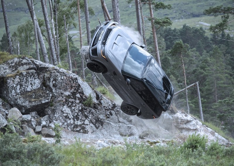 [FOTO/VIDEO] Najbrži Land Rover svih vremena u epskoj potjeri! Pogledajte scene sa snimanja novog Jamesa Bonda