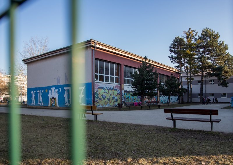 Pijan s nožem uletio na roditeljski sastanak u školi, svladao ga bivši pripadnik ATJ Lučko