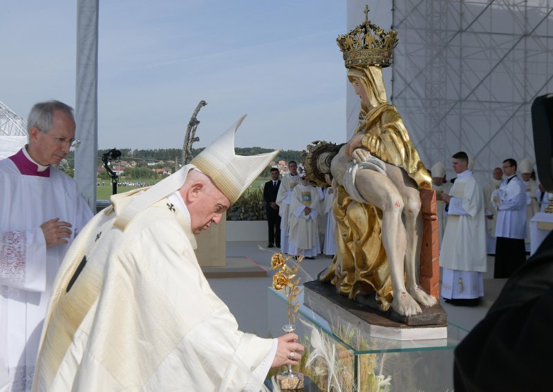 Papa Franjo završio posjet Mađarskoj i Slovačkoj