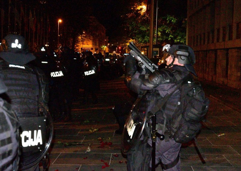 [FOTO/VIDEO] Policija suzavcem i vodenim topom rastjerala prosvjed u Ljubljani