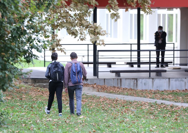 [FOTO] Roditelji čije dijete u školu dolazi bez maske pozvani u Centar za socijalnu skrb