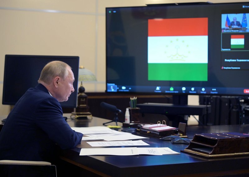 Putin ostaje u samoizolaciji zbog covida-19 'nekoliko dana'