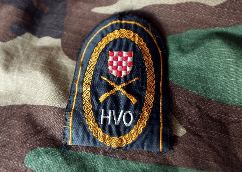 Oskvrnuto spomen obilježje braniteljima u Novom Travniku