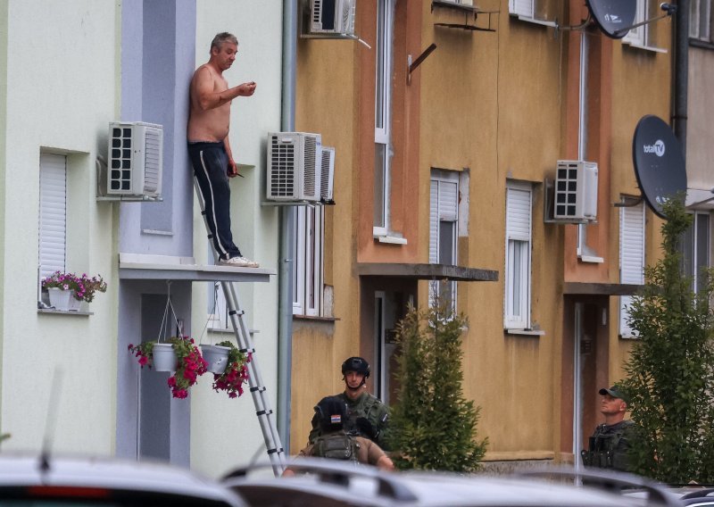 [FOTO/VIDEO] Drama u Osijeku: Muškarac oštetio parkirani automobil, zatvorio se u stan pa bacao namještaj na policiju