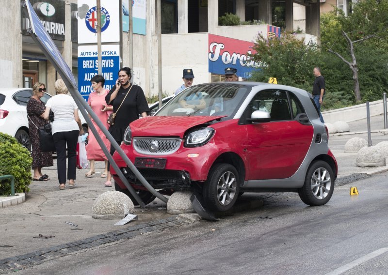 [FOTO] Auto u Splitu otklizao s ceste i zabio se u prometni stup
