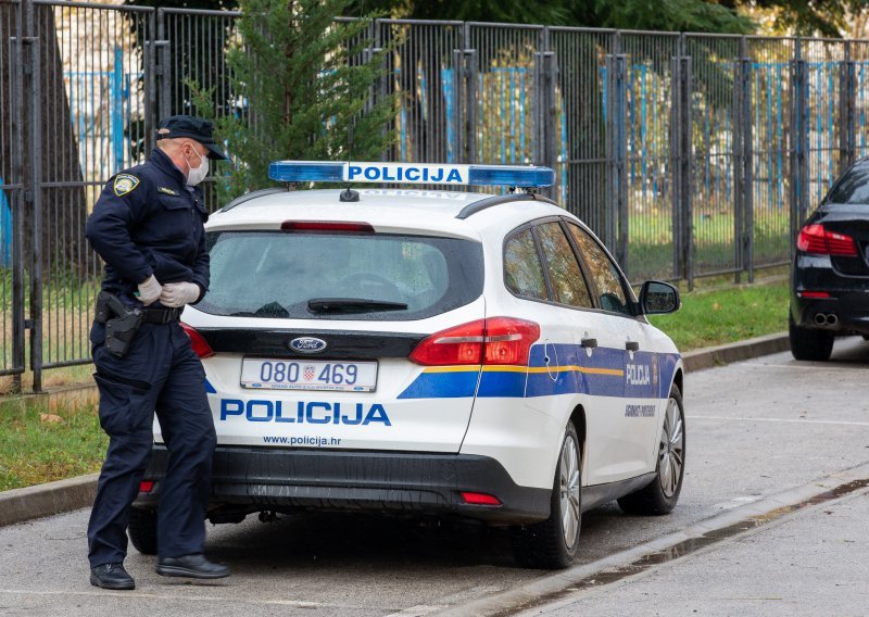 Vremešni vozač iz Pule vozio suprotnim smjerom, izazvao prometnu nesreću pa pobjegao