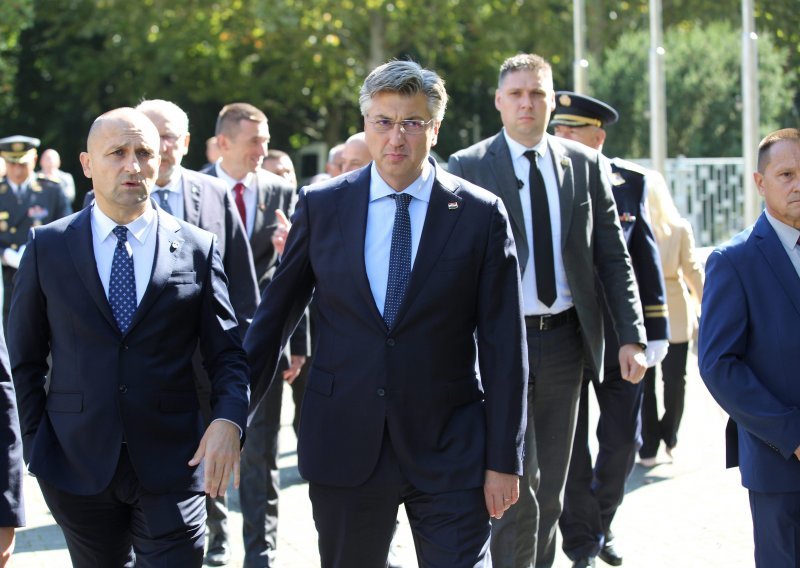 [VIDEO/FOTO] Plenković i ministri u Vukovaru, obilježava se 30. obljetnica početka bitke: Oružje izloženo uz šetnicu, prelijeću Krila Oluje...